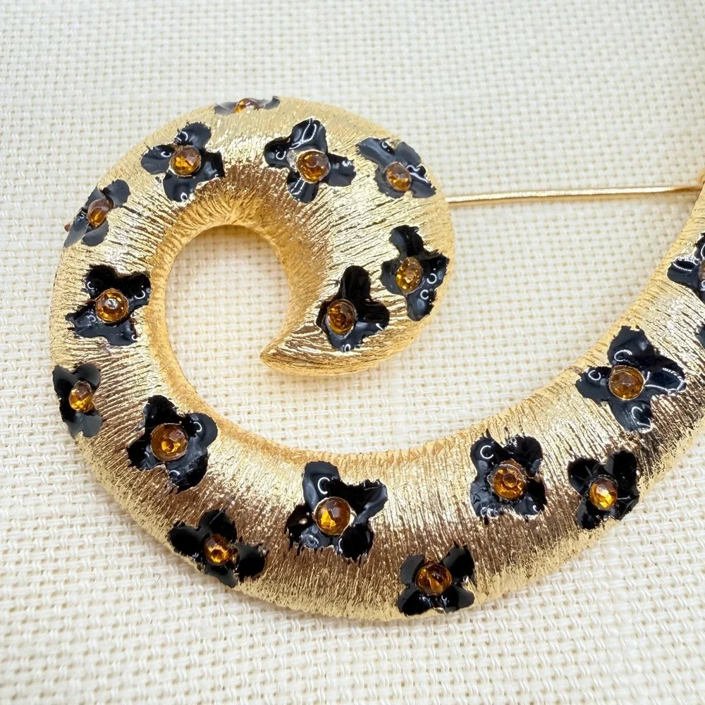 Vintage 80s Gold Tone Cheetah Animal Print Rhinestone Swirl Brooch Pin